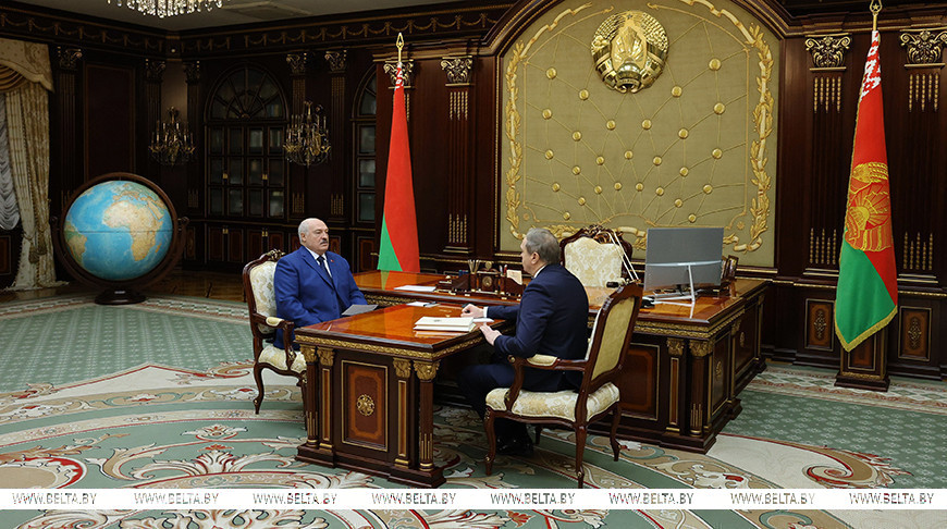 Александр Лукашенко ставит вопросы перед руководством научной сферы, как и куда она будет двигаться дальше в своем развитии. Александр Лукашенко ставит вопросы перед руководством научной сферы, как и куда она будет двигаться дальше в своем развитии.