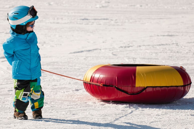 Шлем и дистанция: 16 важных правил безопасности при катании на тюбинге.