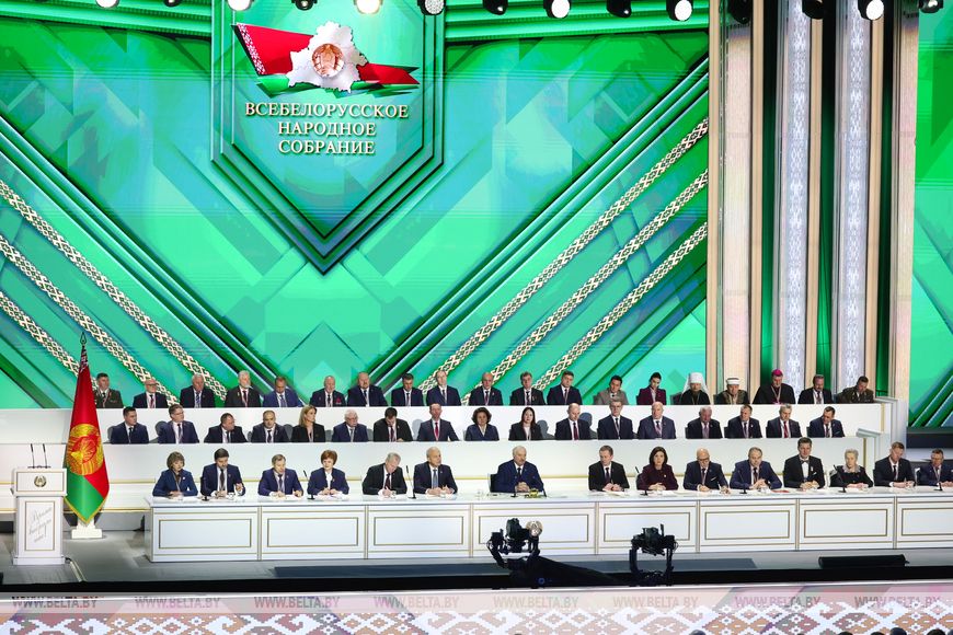  Говоря о принятой на ВНС Программе социально-экономического развития Беларуси на 2026–2030 годы, он акцентировал внимание на том, что она не может быть оторвана от реалий жизни.