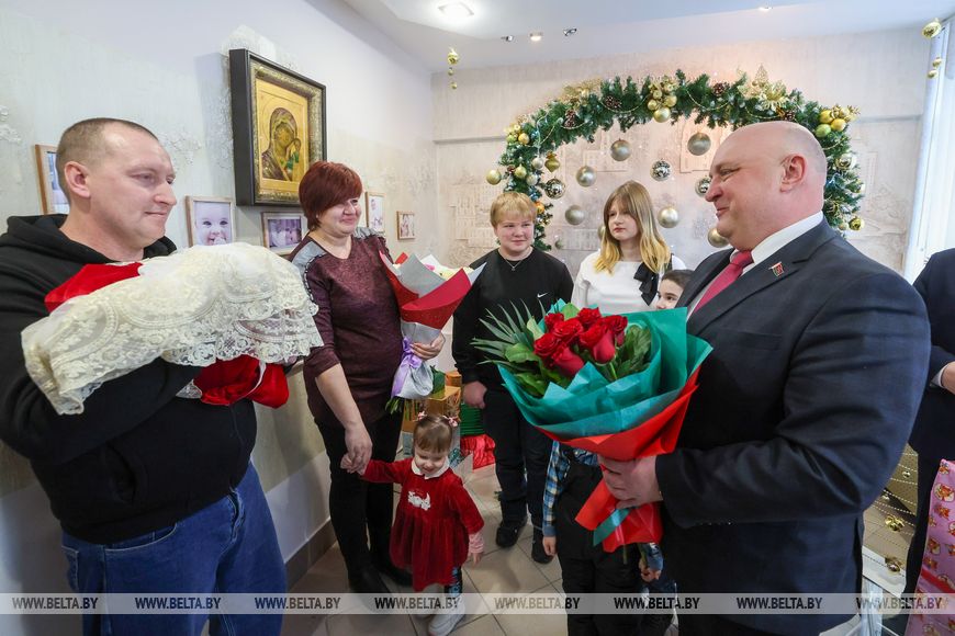 "Мы все очень хотели поскорее увидеть маму и Виолетту. О рождении сестренки узнали сразу после боя курантов. Было много эмоций, слез радости". 