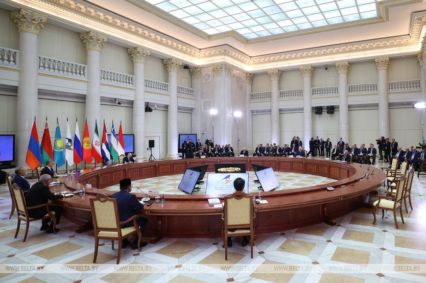 На заседании был подписан план мероприятий (дорожная карта) по реализации декларации о дальнейшем развитии экономических процессов в рамках ЕАЭС до 2030 года и на период до 2045 года "Евразийский экономический путь".