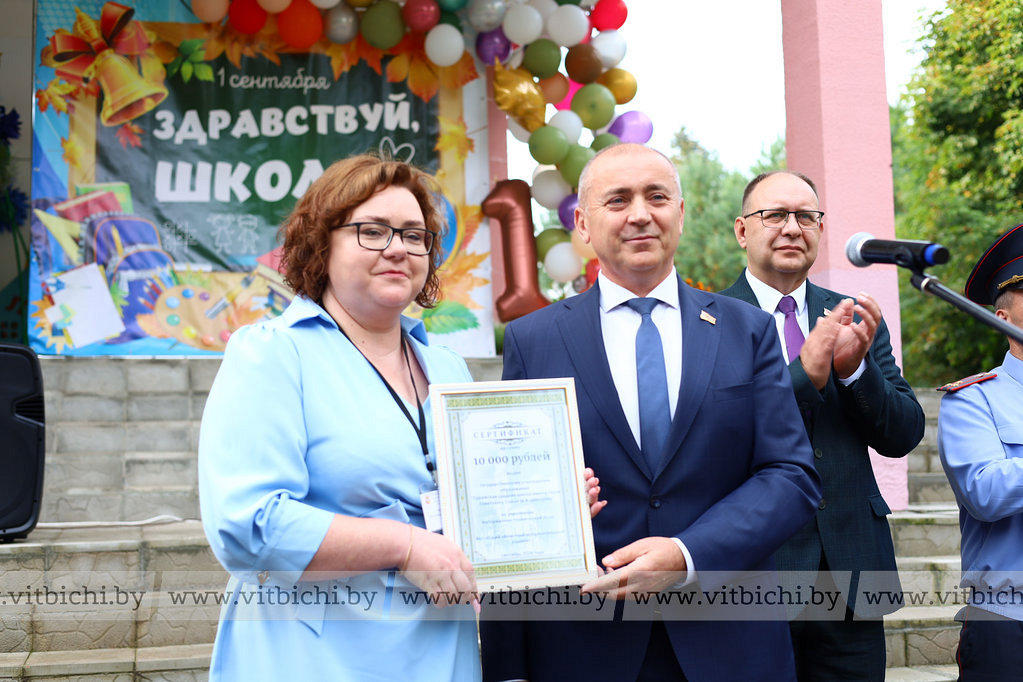 Помощник Президента Владимир Юргевич и председатель райисполкома Сергей Егоров поздравили школьников Суражской школы с 1 сентября Помощник Президента Владимир Юргевич и председатель райисполкома Сергей Егоров поздравили школьников Суражской школы с 1 сентября