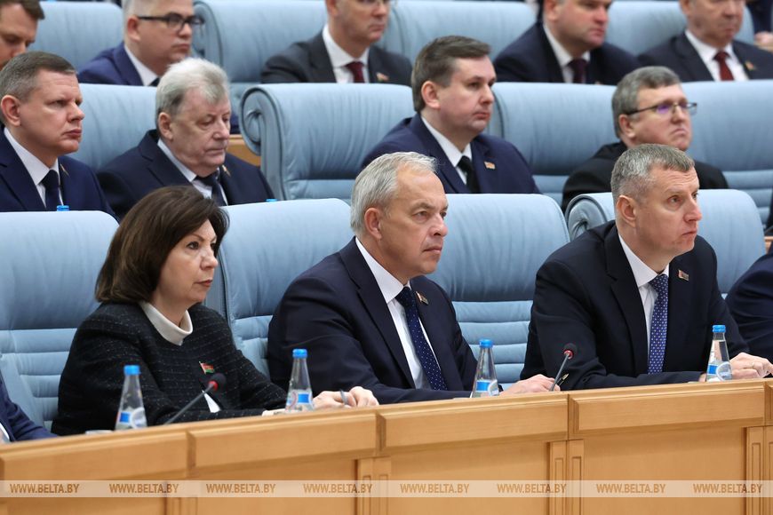 Глава государства рассказал, что накануне совещания ему передали несколько аналитических записок, и везде говорится о необходимости повышения статуса ученого.