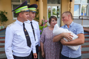 Правоохранители поздравили с выпиской маму, которой на "Славянском базаре" помогли без пробок доехать в роддом