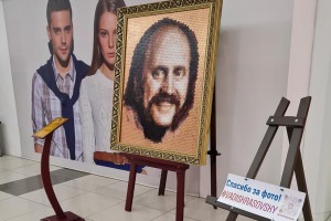 Оригинальный портрет Владимира Мулявина, выполненный из монет, можно увидеть в витебском бизнес-центре «Марко-сити» 