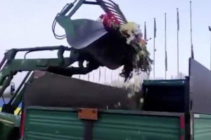 В Риге трактором убрали цветы, возложенные 9 мая к памятнику советским воинам