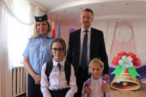 Дети из семей разных категорий получили школьные рюкзаки и принадлежности от главы администрации Железнодорожного района и прокуратуры города Витебска
