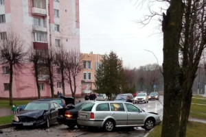 Три автомобиля столкнулись на дворовой территории в Орше