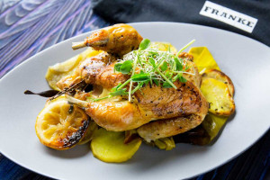 Цыпленок с лимоном, салат-коктейль с крабовыми палочками: рецепты блюд к праздничному столу