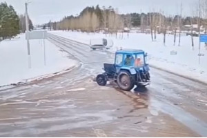 В Чашникском районе женщина-водитель, совершая обгон, "зацепила" трактор