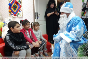 В Витебске представители БОКК, профсоюзов, БСЖ, УГиМ и Дед Мороз поздравили детей беженцев с наступающим Новым годом