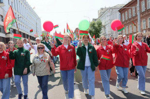 Почувствуйте настроение! Сотни юношей и девушек приняли участие в шествии в рамках областного молодежного фестиваля в Витебске