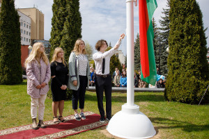 В преддверии Дня Государственного герба и Государственного флага Республики Беларусь в ВГМУ состоялась церемония торжественного открытия флагштока университета