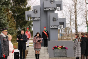 Минутой молчания и возложением цветов почтили память невинных жертв Хатынской трагедии в городском поселке Сураж Витебского района