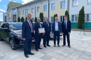 Три новых автомобиля передало ОАО "БелВитунифарм" центральной поликлинике Витебска