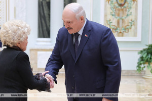 "Такие люди сейчас на вес золота". Лукашенко дал боевое задание известной белорусской фронтовичке и всем ветеранам