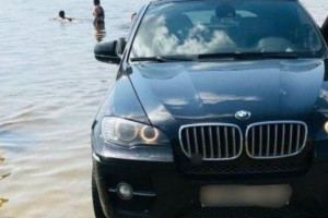 В Витебском районе водитель заехал в озеро на BMW