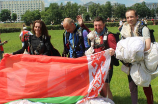 В центре Витебска состоялся финал открытого чемпионата Беларуси по парашютному спорту - Фотофакт