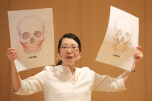 В Японии открыли курсы для тех, кто разучился улыбаться за время пандемии