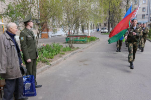 Мини-парад у дома ветерана Великой Отечественной войны Григория Рымашевского накануне 9 Мая провели витебские десантники
