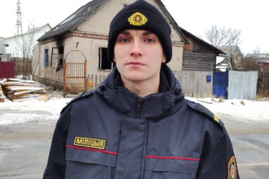 В Витебске горел дом: до приезда спасателей его хозяина спас проезжавший мимо милиционер