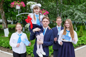 В этом году СШ № 12 имени Л. Н. Филипенко оканчивают 47 одиннадцатиклассников, пятеро из них претендуют на медаль
