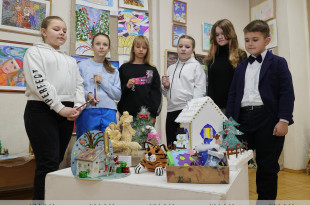 В Детской школе искусств № 3 «Маладик» открыли выставку­-конкурс «Рождест­венские мотивы»