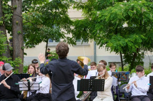 На пешеходной улице Суворова в Витебске сегодня играл духовой оркестр из музыкального колледжа имени И. И. Соллертинского
