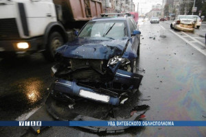 Пассажиры пострадали в результате столкновения легковушек на проспекте Фрунзе в Витебске