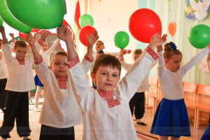 Смотр-конкурс детского творчества, посвященный Году мира и созидания, проходит в Первомайском районе Витебска