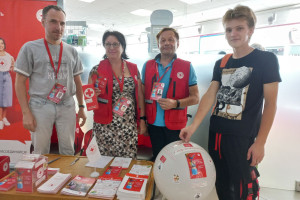 Волонтеры городской организации Красного Креста провели день благотворительности в бизнес-центре «Марко-сити»