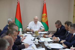 В страду выходных не бывает. На совещании в Поставском районе Александр Лукашенко оценил ход уборочной кампании