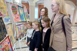 Выставка детских рисунков по мотивам спектакля «Чарамара» открылась в Белорусском театре «Лялька»