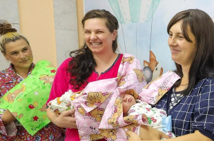 Мамы и малыши, которые родились 3 июля в Витебске, сегодня принимали поздравления - видео