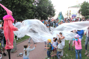 Художники, клоуны, живые статуи и зайцы на Славянском базаре: программа фэста уличного искусства "На семи ветрах" в Витебске