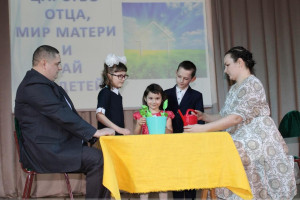 "В семье принято все делать сообща": многодетные родители Москалёвы из городского поселка Сураж рассказали о семейных ценностях