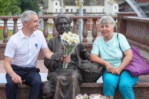 Новая декоративная скульптура "Цветочница" украсила центр Витебска
