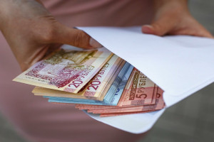 Чем рискует работник, получая зарплату «в конверте», рассказали в государственной инспекции труда