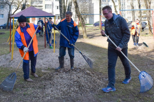 К акции "Чистый четверг" в Витебске присоединились работники ЖЭУ-9