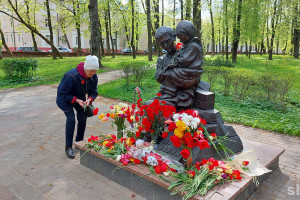 Памятник «Детям войны» в Витебске накануне Дня Победы стал местом паломничества