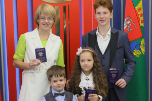 Белорусские паспорта получила семья латвийского мальчика, взявшего интервью у Александра Лукашенко