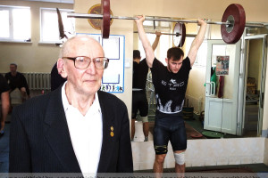 Житель Витебска Альберт Макеев в свои 86 лет запросто поднимает многокилограммовую штангу