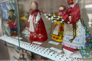 Национальные костюмы, вышитые пояса, украшения и другие экспонаты представлены на выставке мастеров Смоленщины в Витебске