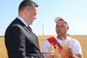 Витебщина приветствует комбайнера, который первым в области намолотил три тысячи тонн зерна