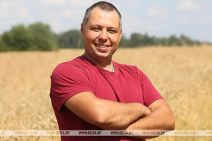 Первый тысячник на уборке зерна определился в Витебской области