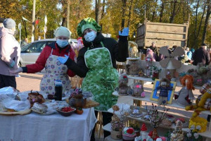 На ярмарке в Бешенковичах впервые выставили сувениры и блюда национальных кухонь люди с инвалидностью районного ТЦСОН