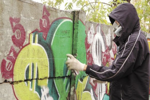 Всевидящее око. В Витебске 21-летнюю «граффитистку», разрисовавшую стены предприятия, задержали благодаря камерам видеонаблюдения