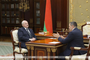 Александр Лукашенко принял губернатора Витебской области, а тот пришел не с пустыми руками
