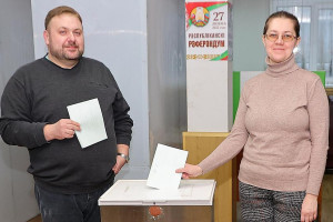 В приоритете – мир и согласие. Супруги Мирошниченко получили белорусское гражданство и в новом статусе впервые приняли участие в голосовании