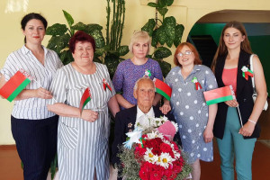 По всей Витебской области руководители и специалисты территориальных центров соцобслуживания поздравляют ветеранов с Днем Независимости
